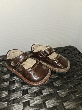 Classic Brown Patent Squeek Mary Jane Dress Shoes for Kids